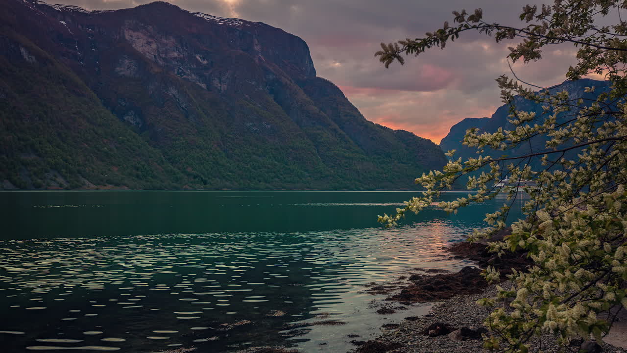 Krásná přírodní krajina hor a jezera v Aurlandu, Norsko.
