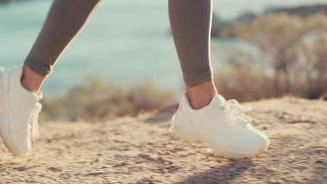 carrera de fitness, pies de atleta mujer