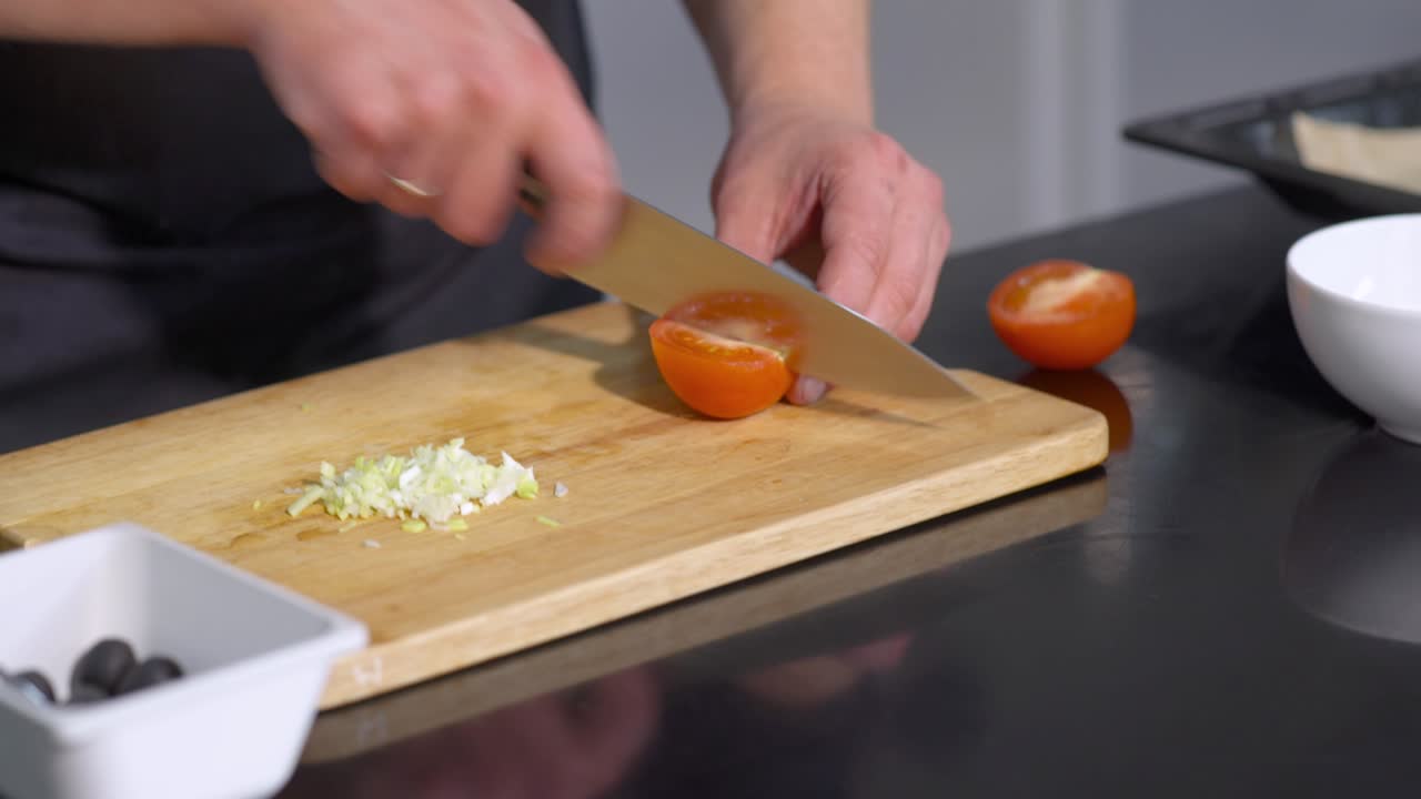 chef cortando tomates y verduras