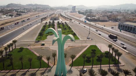 Palmenpark-über-Dem-Morgendlichen-Pendelverkehr-In-Saudi-Arabien-In-Jeddah
