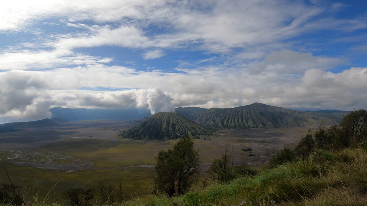 la belleza del monte bromo en la mañana desde la colina