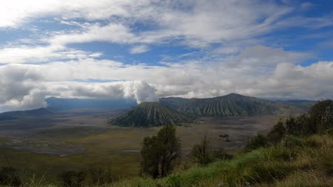 Die-Schönheit-Des-Mount-Bromo-Am-Morgen-Vom-Hügel