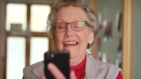 mujer mayor con gafas y teléfono inteligente