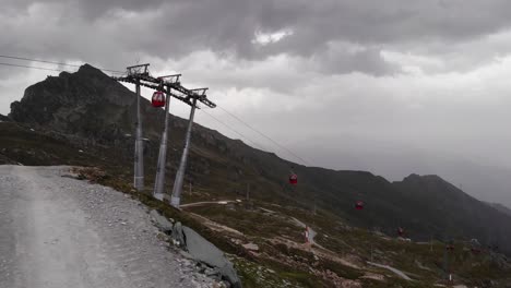 Tranvía-Aéreo-Rojo-Contra-El-Cielo-Sombrío-En-Los-Alpes-De-Kitzsteinhorn-En-Kaprun,-Austria