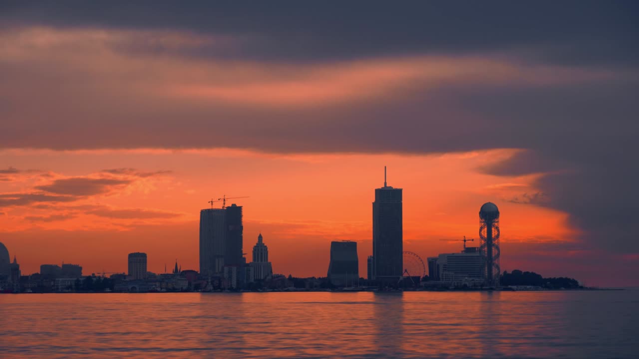 요양시의 배경으로 해가 지고 해가 지는 시간 라프. 조지아의 바투미.
