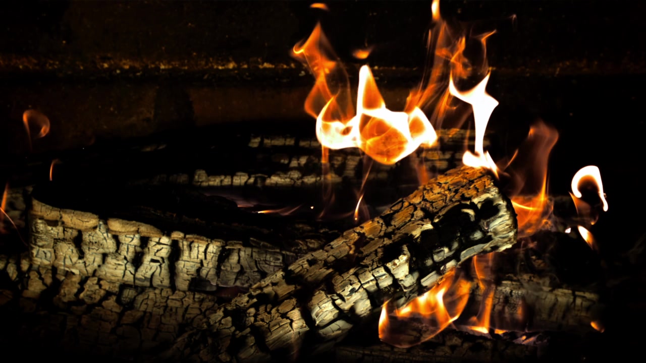 Fiamme tremolanti e braci ardenti in un accogliente camino