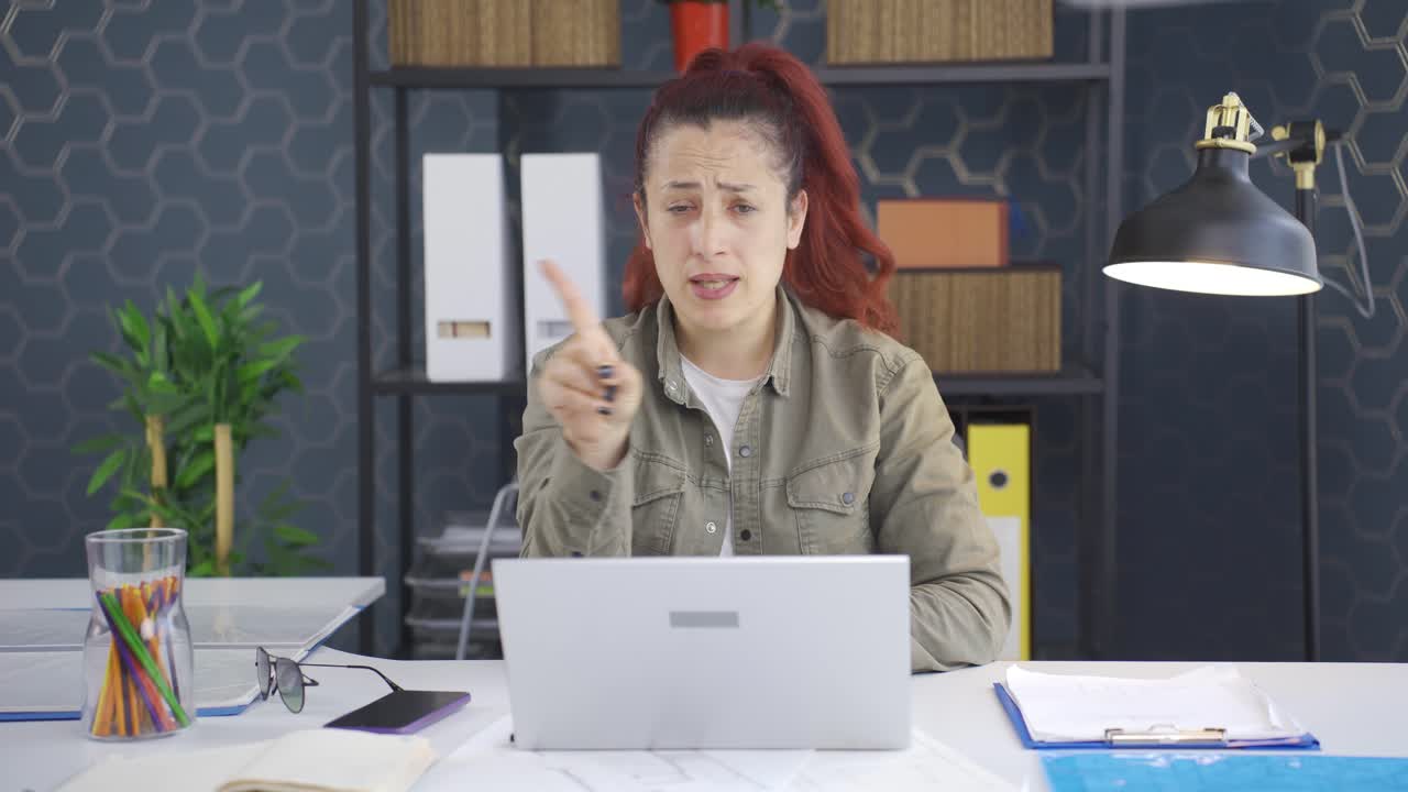 mujer de negocios mirando a la cámara enojada y agresiva.