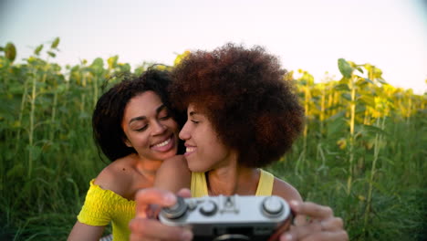 mujeres en un campo de girasoles