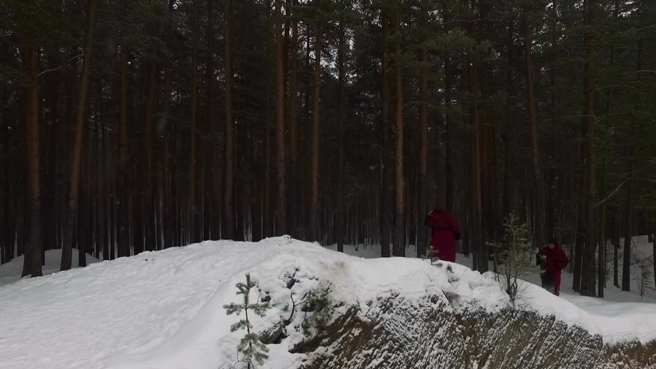 gente caminando por un bosque nevado