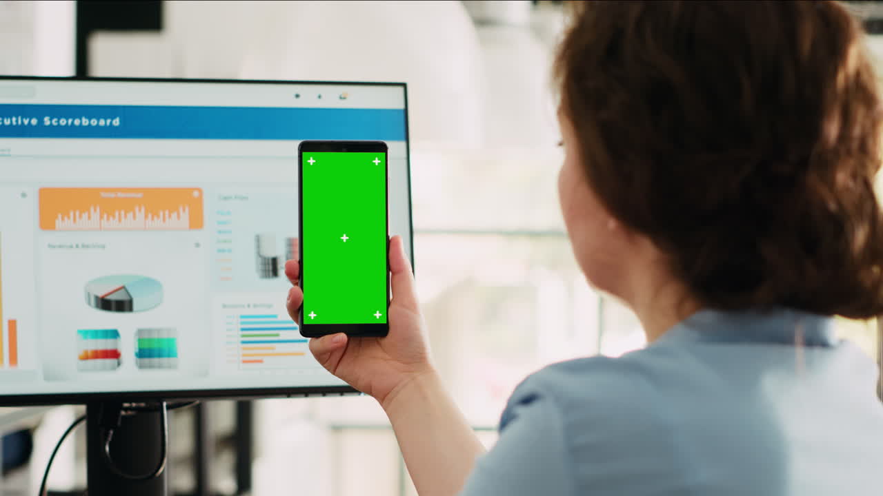 mujer de negocios con pantalla verde