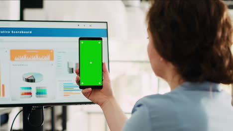 Mujer-De-Negocios,-Tenencia,-Pantalla-Verde