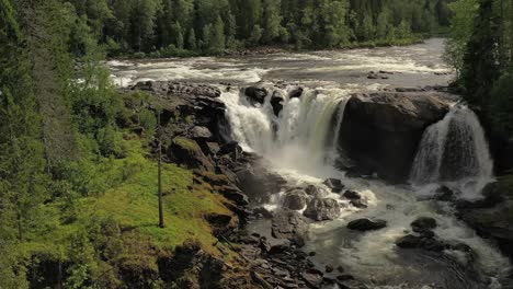 La-Cascada-Ristafallet-En-La-Parte-Occidental-De-Jamtland-Está-Catalogada-Como-Una-De-Las-Cascadas-Más-Hermosas-De-Suecia.