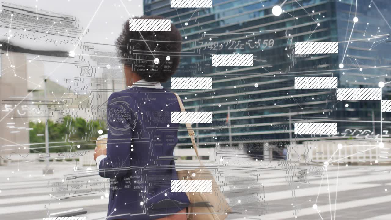 Donna che inizia a camminare in una piazza urbana con in mano un caffè e una borsa, nodi HUD che tracciano i movimenti, tecnologia aziendale