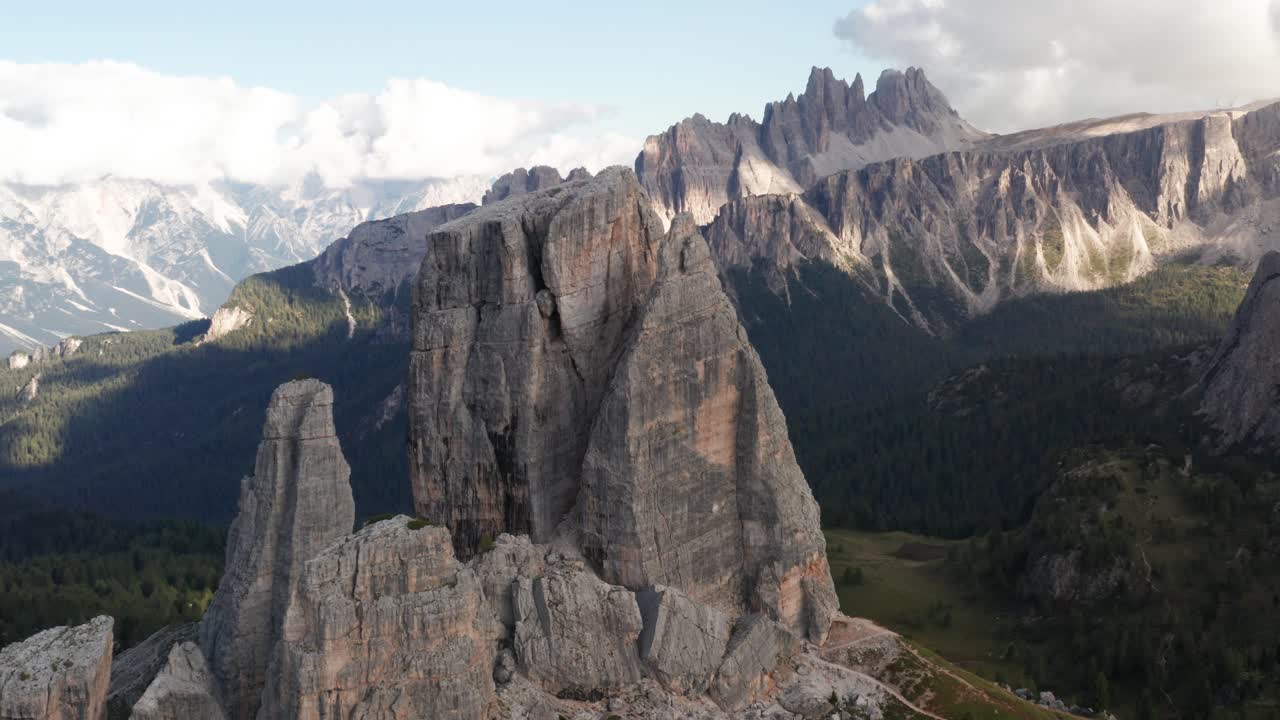 vista de paralaje de drones de cinque torri con croda da lago en el fondo, dolomitas