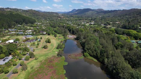 Currumbin-Creek-Con-Aguas-Tranquilas-Entre-La-Localidad-Y-El-Bosque---Currumbin-Valley,-Gold-Coast,-Australia