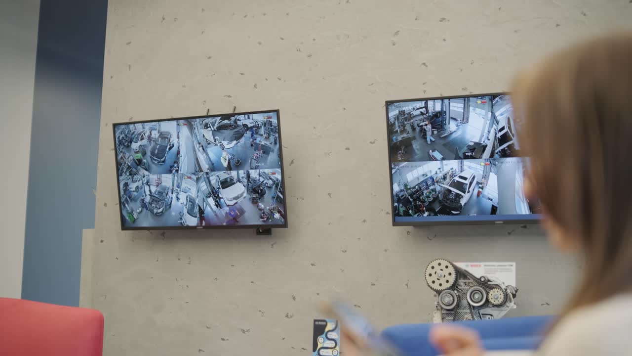 cliente esperando coche en el servicio de coche. cliente viendo el proceso de servicio de coche por transmisión de televisión