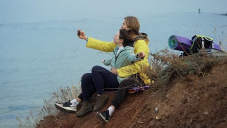 viajeros en la parte superior de la roca tomando selfies