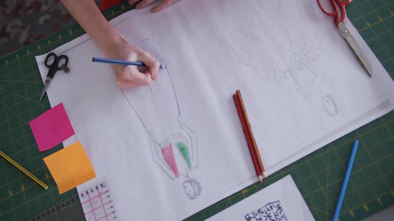 패션 사무실에서 그림을 그리는 백인 여성