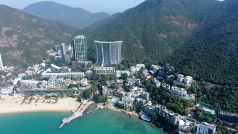 el horizonte de la bahía de hong kong repulse con complejos residenciales de lujo en un hermoso día claro, vista aérea