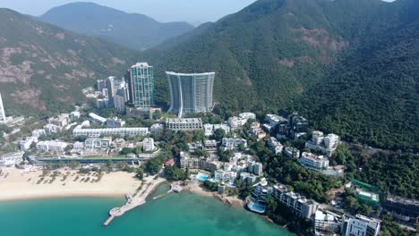 skyline von hong kong repulse bay mit luxuriösen wohnkomplexen an einem schönen klaren tag, luftaufnahme