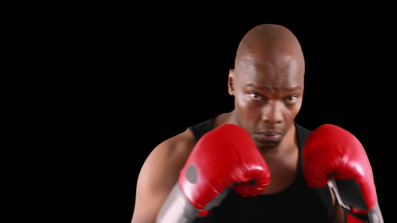 un boxeador muy musculoso practicando.