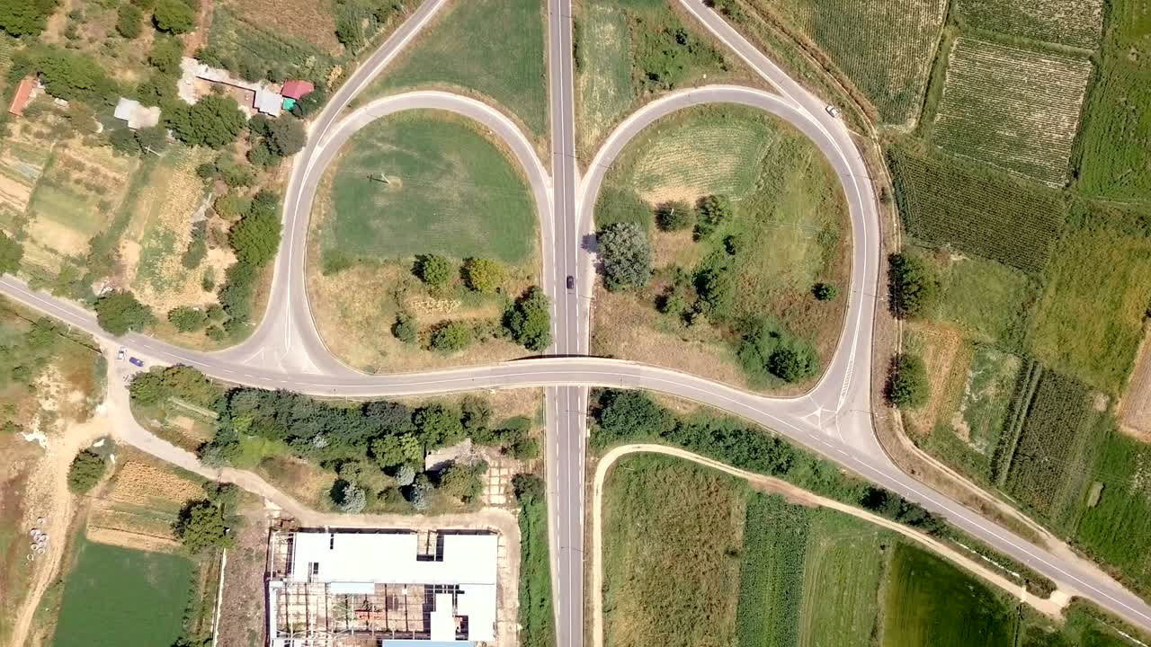 교차로와 교차로의 교통의 공중 사진