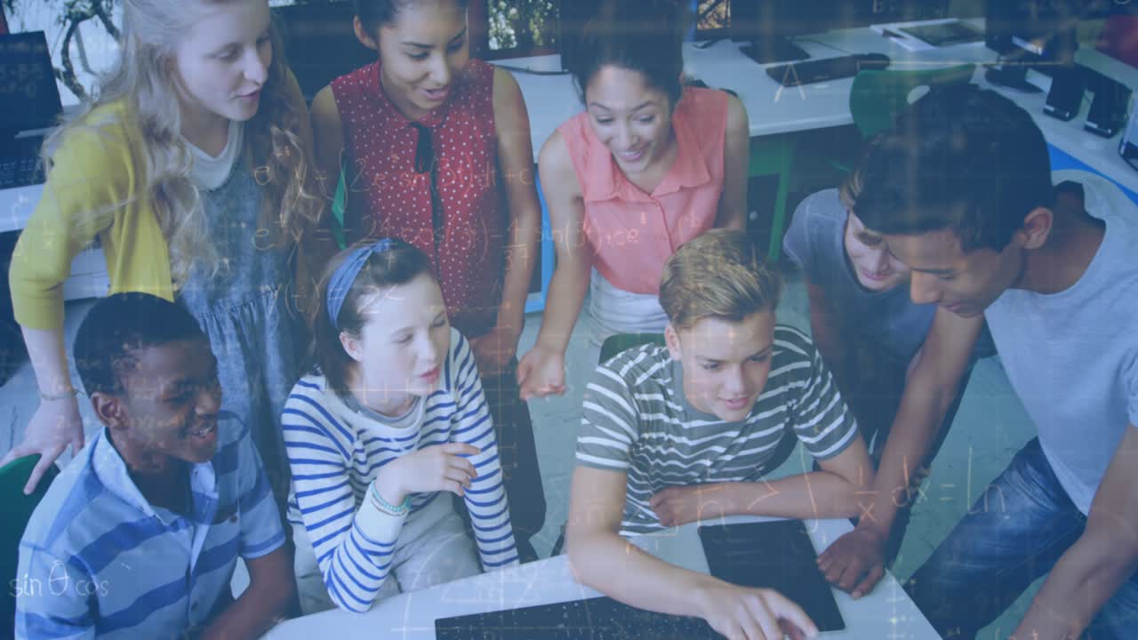 animación de ecuaciones matemáticas sobre estudiantes sonrientes usando computadora