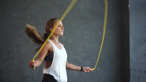 mujer saltando la cuerda en el gimnasio