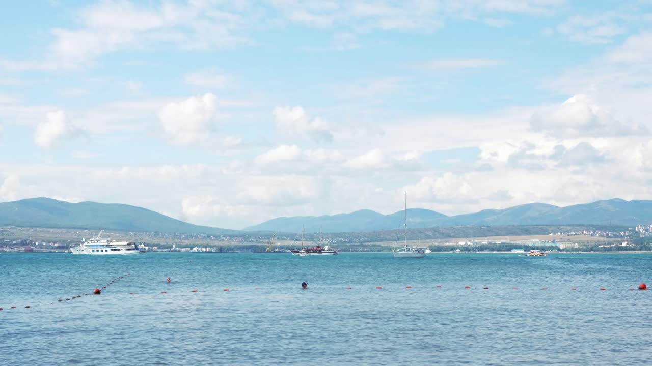 배 와 산 들 이 있는 해안 풍경