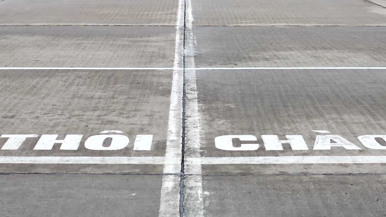 호치민 묘지를 향해 걸어가는 관광객들