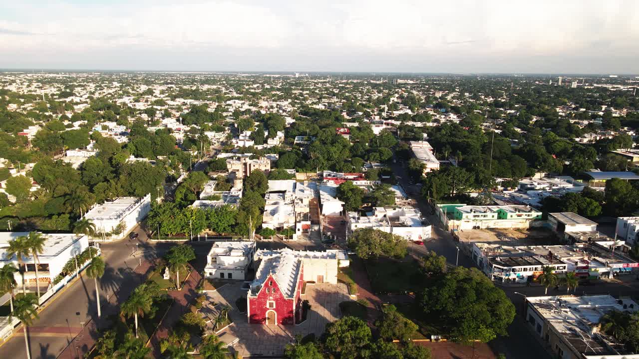 pequeña iglesia en mérida vista desde el aire.