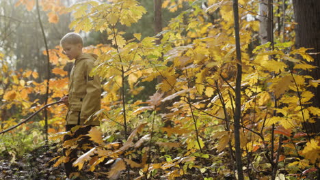 niño rubio en el bosque.