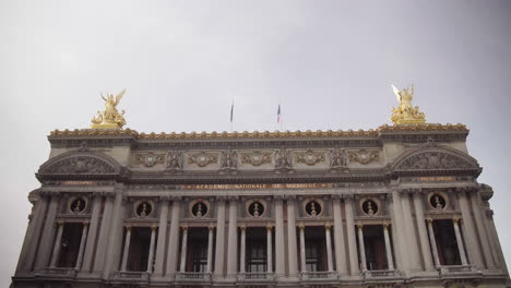 Cerrar-Palais-U-Opera-Garnier-La-Academia-Nacional-De-Música-Timelapse-En-París-4k-Luz-Del-Día-Cielo-Azul