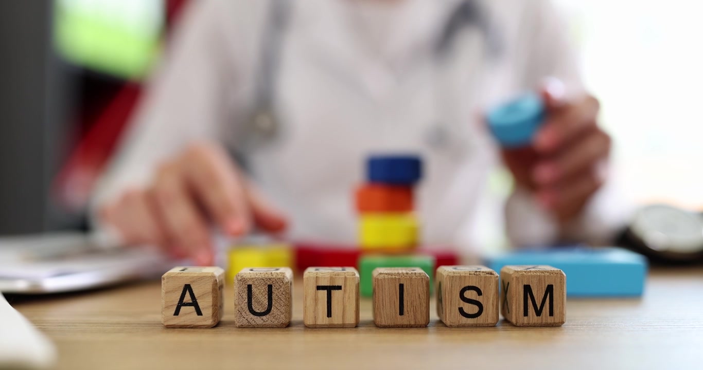 Iscrizione 'Autismo' su cubi di legno, primo piano