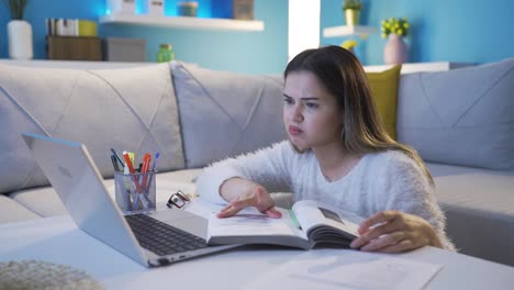 una adolescente confundida y aburrida estudiando.