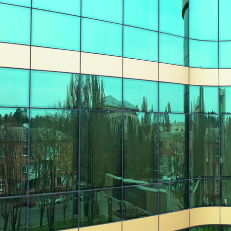 luchtfoto van moderne kantoorgebouwen vensters die het stadsbeeld weerspiegelen op een zonnige dag. het echte leven van de stad weerspiegelt zich in spiegelvensters van een kantoogebouw.