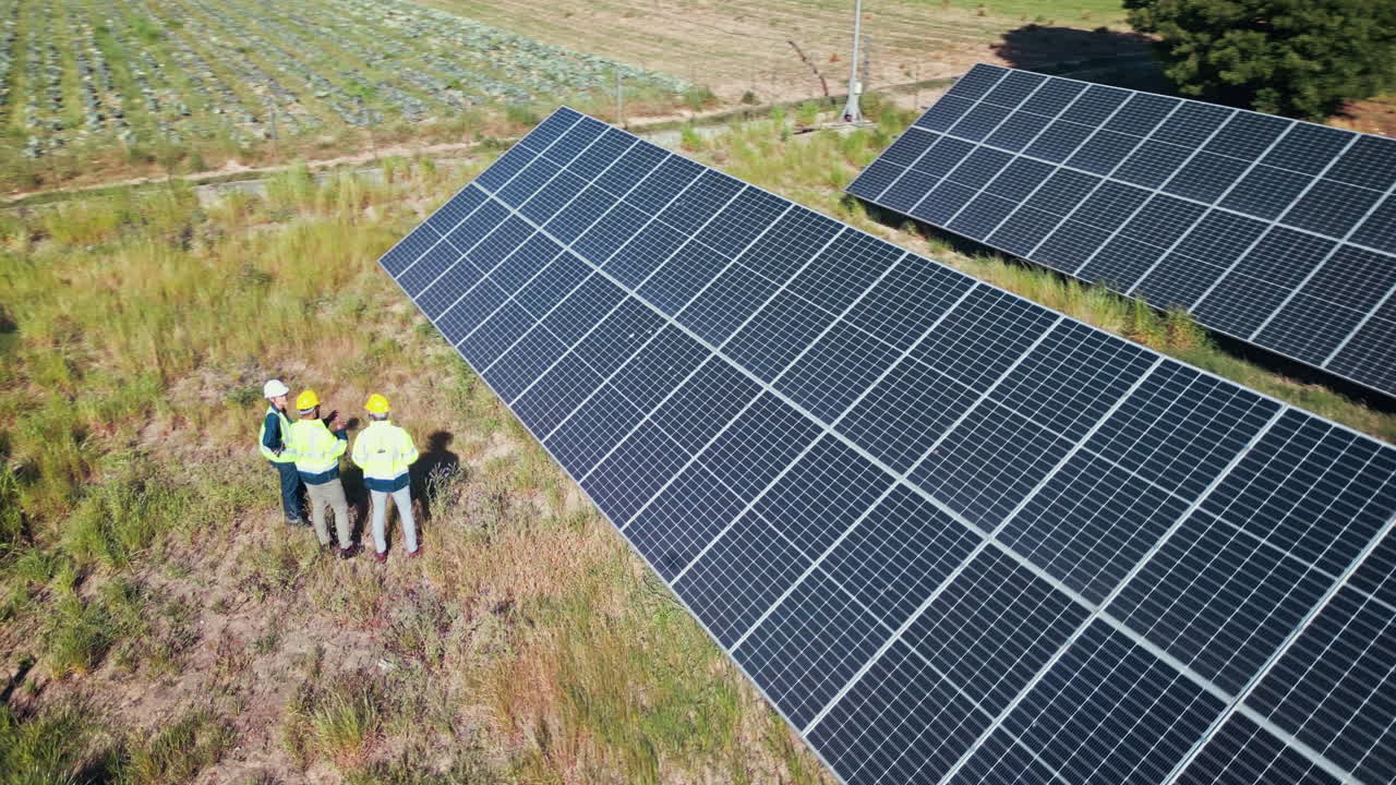 드론, 엔지니어링 또는 태양 전지 패널을 가진 사람들