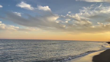 Spektakulärer-Strand-Mit-Sanften-Und-Ruhigen-Wellen-Im-Süden-Spaniens