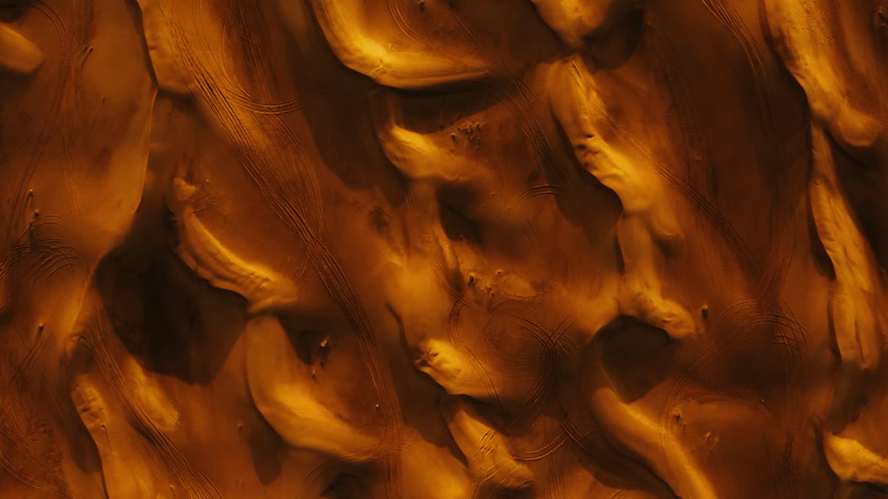 아랍에미리트 두바이 의 사막 사파리 에서 관광객 들 을 데리고 있는 4x4 오프 로드 토지 차량 의 공중 전망