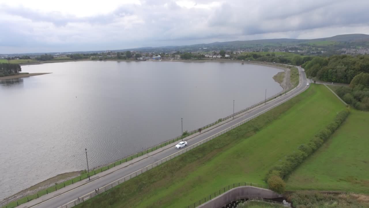 영국 시골의 호수를 따라 차를 운전하다
