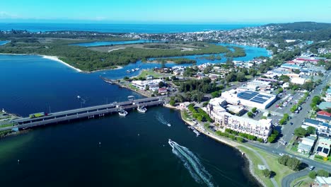 Vista-Del-Paisaje-De-La-Ciudad-Principal-De-Swansea-Suburbios-Puente-Canal-De-Entrada-Infraestructura-Belmont-Newcastle-Costa-Australia-Viajes-Turismo-Drone-Aéreo