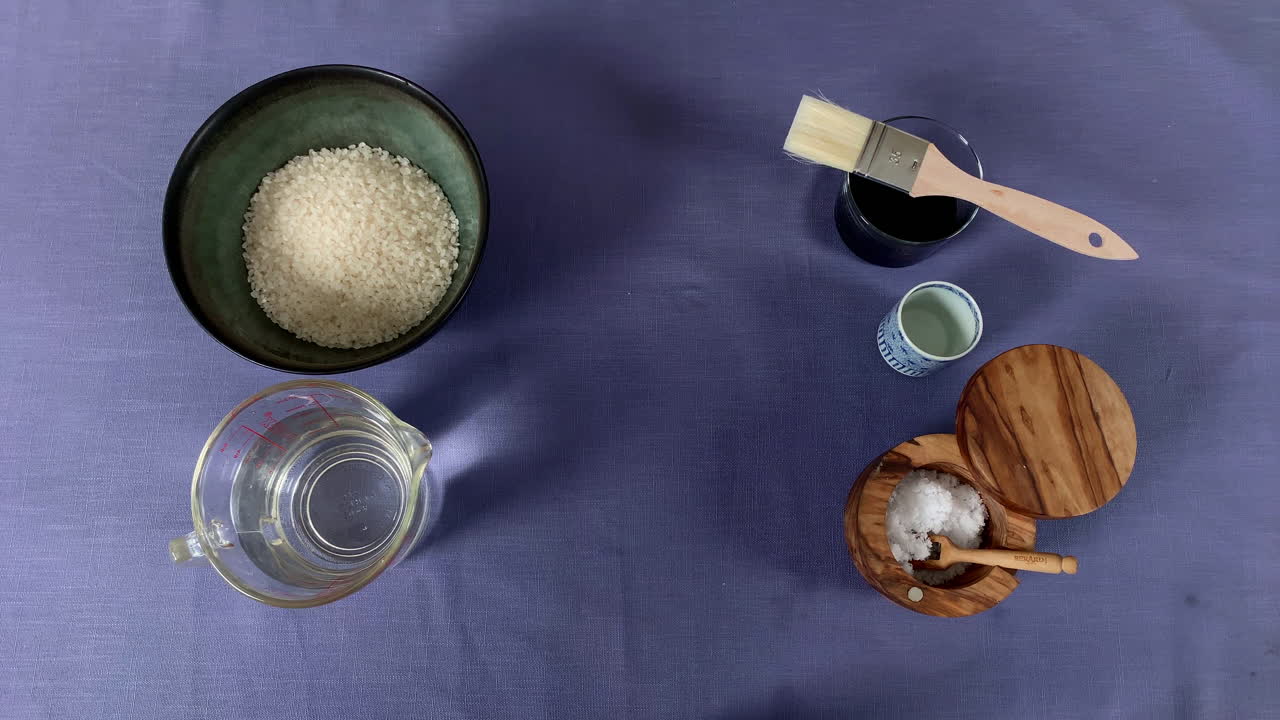Una chef giapponese sgrana il mais nella sua cucina di casa, Tokyo, Giappone.