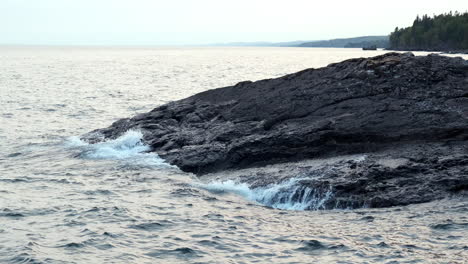 Olas-A-Cámara-Lenta-En-La-Costa-Superior-Del-Lago-Rocoso