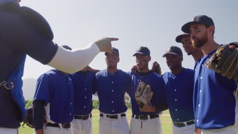 baseball players preparing the match