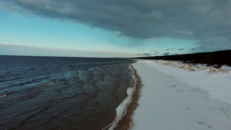 vista aérea en el mar báltico, paisaje de temporada de invierno junto al mar en un día soleado