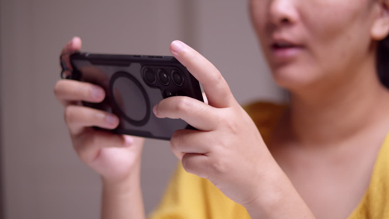 navigazione su internet durante la navigazione attraverso un'applicazione di gioco online e gioco online utilizzando un telefono cellulare