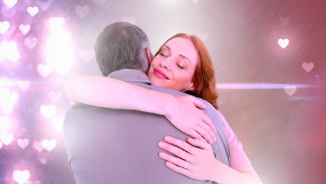 Una pareja feliz abrazándose.
