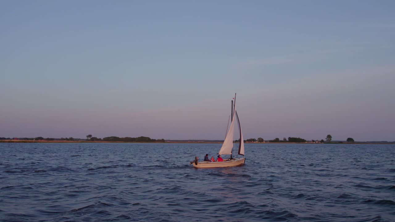 Tramonto sereno sul lago Fluessen con una barca, Koudum, Paesi Bassi