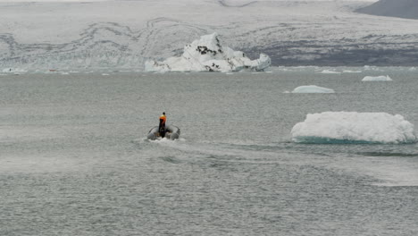 Una-Pequeña-Costilla-Se-Utiliza-Para-Inspeccionar-Los-Campos-De-Hielo-Glacial-Que-Se-Derrite-De-Jokulsarlon-Islandia,