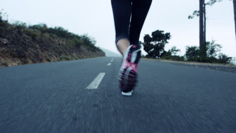 Mujer-Corriendo-Por-La-Carretera-Cerrar-Zapatos-Steadicam-Shot